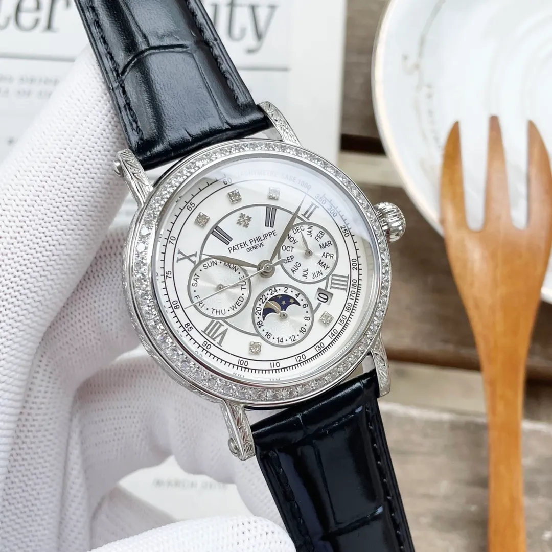 【Top Replica】💰6400! Patek Philippe's complex function series - pure handmade - carved watch - makes a stunning debut. The 42 mm diameter is suitable for the public male hand, and it is very suitable for business and leisure. The entire watch case is hand-carved with patterns, which has a strong visual impact and is unforgettable. The physical texture is more beautiful.      1⃣️With imported 9100 multi-function movement (zero repair) function (24 hours, week/star/month), this watch has a 38-48 hour power reserve. 2⃣️Imported 316L stainless steel, using 18k quality furnace vacuum plating! 3⃣️Paired with exclusive custom-made square scale cowhide strap 4⃣️Wear-resistant and scratch-resistant sapphire glass mirror! 5⃣️30-meter daily waterproof level. Patek Philippe is simple but not simple! The quality of the actual shooting is the same!